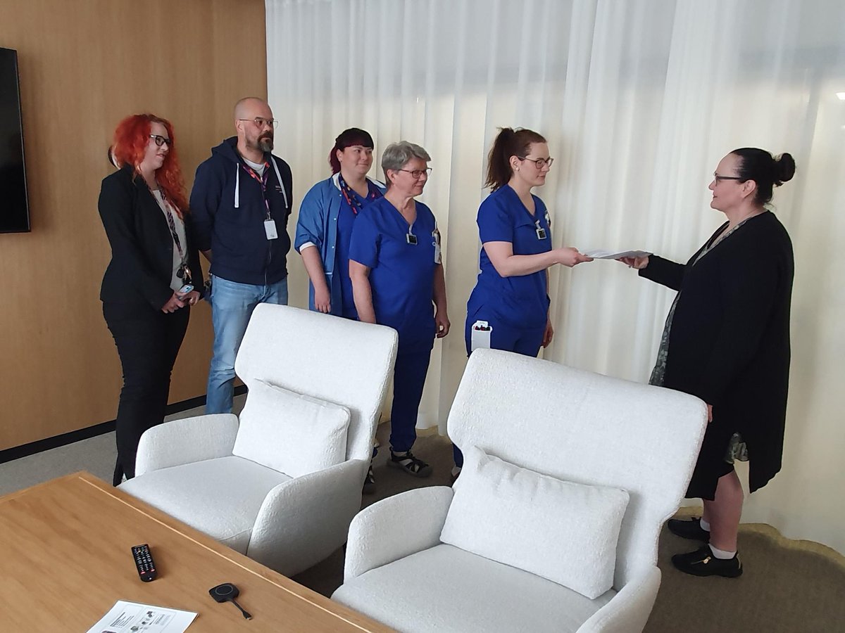 Henkilöstön edustajat luovuttivat 1224 työntekijän allekirjoittaman adressin työaikapankin käyttöönottamisesta Pirkanmaan hyvinvointialueella. Lupasin, että alamme valmistella pankkia syyskuun lopulla ja teemme sen yhdessä huolella! <a href="/Pirha_fi/">Pirkanmaan hyvinvointialue</a>