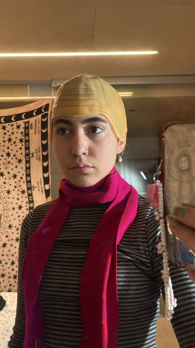 gauonakdituenar's tweet photo. regular outfit vs dalas review cosplay👩🏼‍🦲 https://t.co/3F4zgcW2Eq