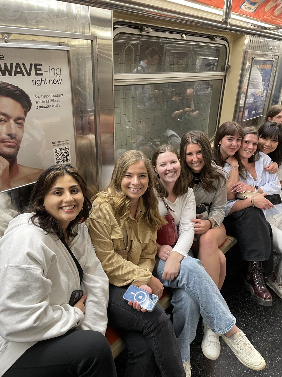Just a couple Dawgs on the subway!!

#DawgsTravel