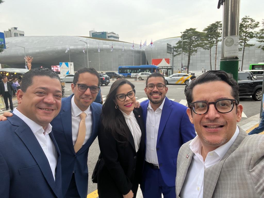 SigmundFreund's tweet photo. Con mi equipo desde Seúl promoviendo las bondades de la República Dominicana y del gobierno de ⁦@luisabinader⁩ . Seguimos ! https://t.co/7pn2jqlR0h