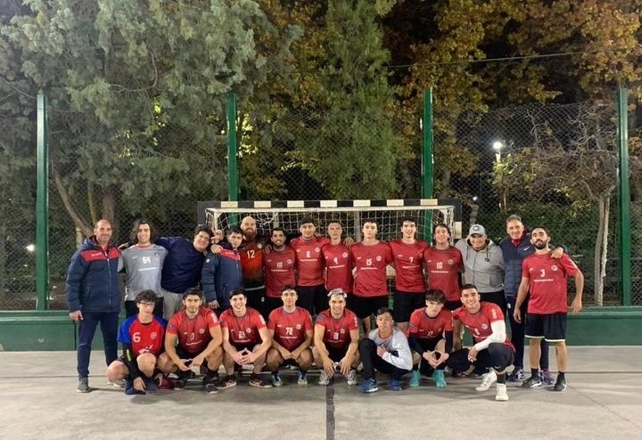 JavierSallustro's tweet photo. POLÉMICO EMPATE EN EL LAGO 
En un partido para el olvido de la dupla que tocó pitar, el local @cmr_handball y @ClubSanLorenzo2 que termino jugando con tres jugadores, empataron en 22 
Los Indios tuvieron 10 exclusiones contra 2 de su rival, igualmente lo pudo ganar en la última. https://t.co/7fe50d2fiy