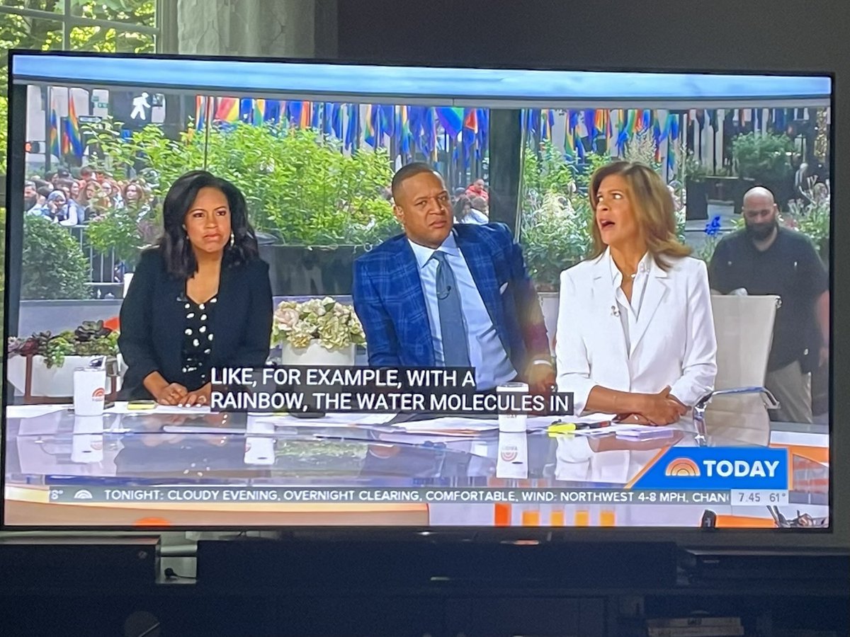 fiore_tracy's tweet photo. Their faces while @alroker gives science lesson on the sky colors. Flashbacks to my college days! Love the @TODAYshow! https://t.co/fX53ZGMcvt