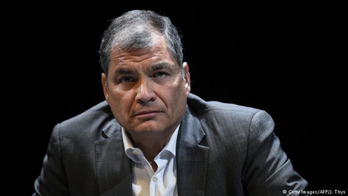 ElDatoEcua's tweet photo. #Urgente En una entrevista con El PAIS, el expresidente Correa detalló los planes que tiene su agrupación, en caso de ganar las elecciones de agosto:

▶️Convocar a una asamblea constituyente, para reformar la Constitución.

▶️Permitir la reelección indefinida de autoridades de elección popular, declarando “inválida” la consulta popular que lo prohibió en 2018, para regresar a los orígenes de la Constitución de 2008.

▶️“Poner nuevas autoridades del Estado”, refiriéndose a las autoridades de control que fueron designadas a partir del Consejo de Participación Ciudadana de transición, también aprobado en la consulta de 2018.

▶️Eliminar los procesos y sentencias judiciales en su contra, porque “obviamente con una victoria nuestra se derrumba inmediatamente porque todo es político”.

▶️Volver a ser candidato presidencial una vez que “se derrumben los casos judiciales” y “si declaramos inconstitucional esa consulta (2018)”.

▶️ Que la fiscal general Diana Salazar se enfrente a la “verdadera justicia”, una vez que pierda “la protección del Estado”.