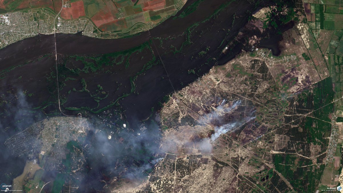hwtnv's tweet image. Satellite image of the lower #DniproRiver , #Kherson, June 9. The city of #Oleshki remains submerged. On the east bank, there is a lot of smoke from the fighting. Evacuation and rescue is considered to be difficult.