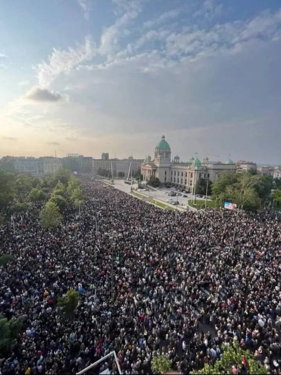 ❗️Zašto šetnja  petkom u 18h? 
Nema druge ovom narodu osim-šetnja, šetnja, šetnja! 
-Uz dobro društvo i atmosferu ide i izliv endorfina! ( hormoni radosti, dobrog raspoloženja, sreće)...
-A sve počinje ili osunčanim danom ili letnjim kišama...
Šetajte, šetajte, šetajte...