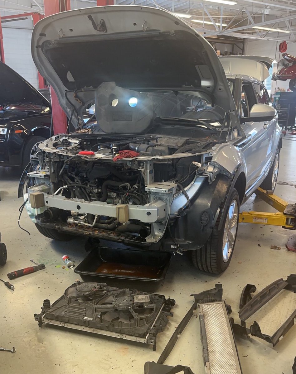 TechRivas's tweet image. This customer was upset how expensive it was to replace the radiator but most people don’t realize how labor intensive some jobs can be. Don’t buy a Range Rover evoque you will thank me later.