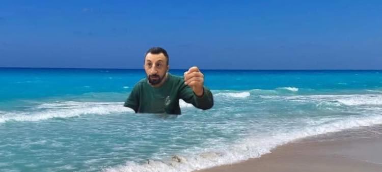 لما تكون بتعوم فالبحر وتلاقي اجنبيه طلعت فونها تصورك وبتقول oh my god :