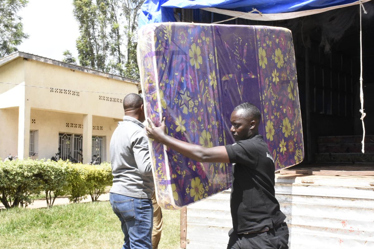 GatsiboDistrict's tweet photo. Uruganda rwa Gatsibo Rice Company LTD ruherereye mu Murenge wa Kiziguro rwaremeye imiryango 10 yabarokotse Jenoside yakorewe Abatutsi 1994 @rwimbogo_secto  ibiribwa, ibiryamirwa n'anvelope y'ibihumbi 100 kuri buri muryango @RwandaLocalGov @Unity_MemoryRw https://t.co/Djm7VgflhA