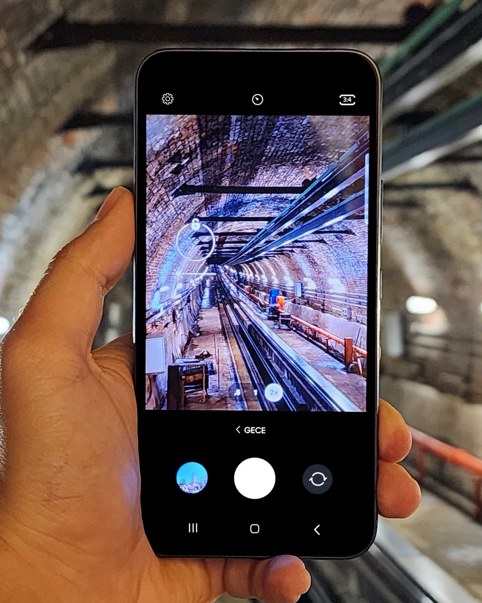 #GalaxyA54 'e de nightography özelliği gelmiş! 😱 Peki #Acayipİyi gece fotoğrafı çıkar dediğin o yeri bizimle paylaşmaya ne dersin? Biz, karanlık bir yeri Gece modu ile aydınlatmayı seçtik 😍 Senin fotoğraflarını favorilere eklemek için hazırız, yorumlara bekliyoruz. 👇🤤🌙
