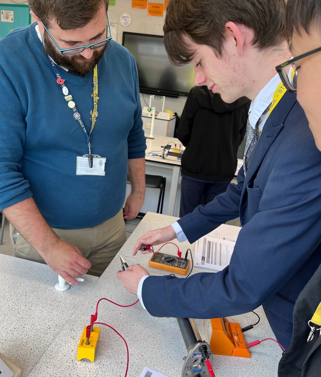 sirjohnlawes's tweet photo. Year 12 students were measuring the electromotive force and internal resistance of an cell by creating their own circuits in physics lesson.  #scienceeducation https://t.co/2diNOEq9Bl