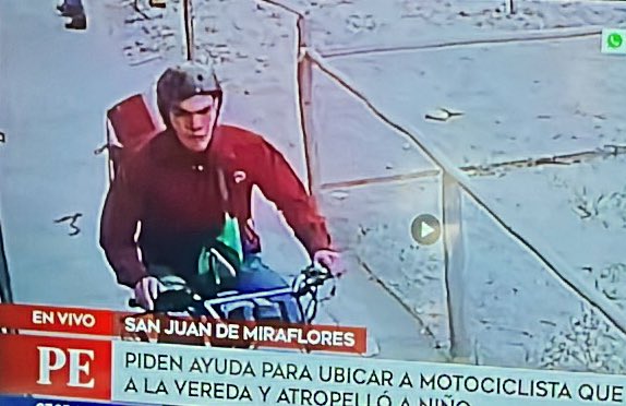 VeroLinaresC's tweet photo. Esta moto de Delivery atropelló a un niño de 4 años en la vereda cuando salía del negocio de sus papás en San Juan de Miraflores. Se lo llevó sin asco y se fugó. La placa es 35505B. No tiene SOAT. En su moto dice Pollos y Parrilas. @PoliciaPeru @FiscaliaPeru https://t.co/5as6JBOYYG