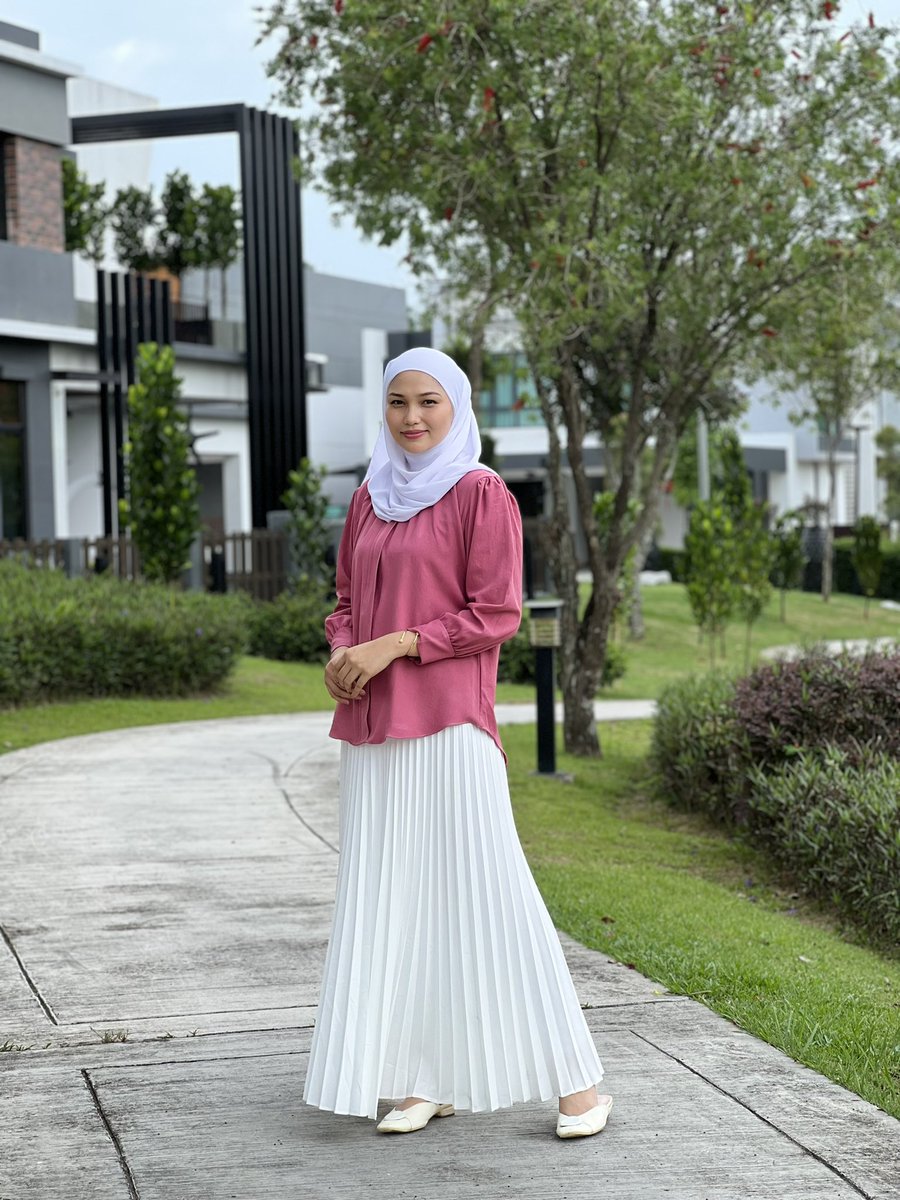 qielalaa's tweet photo. Korang!!! Kami nak jual blouse cantik harga borong wei. Mana nak dapat?? Ada 10 warna lagi. Jom korang join live tiktok kami malam ni pukul 9pm kat @maya.imaan . https://t.co/wzAd04IZyq