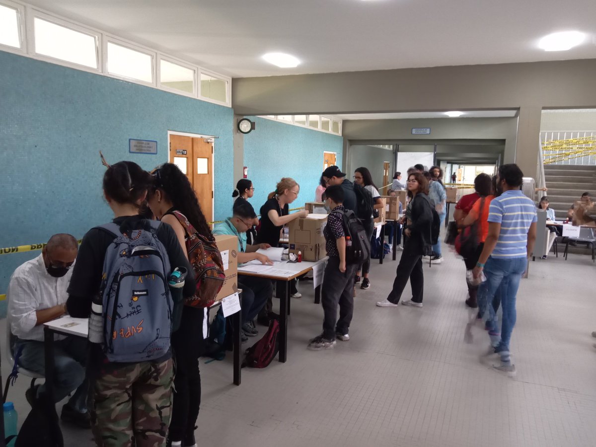 fhyeucv's tweet photo. 8:30am Inició el proceso de votación en las mesas de estudiantes.

#FHyE #UCV https://t.co/xnt894VYSz