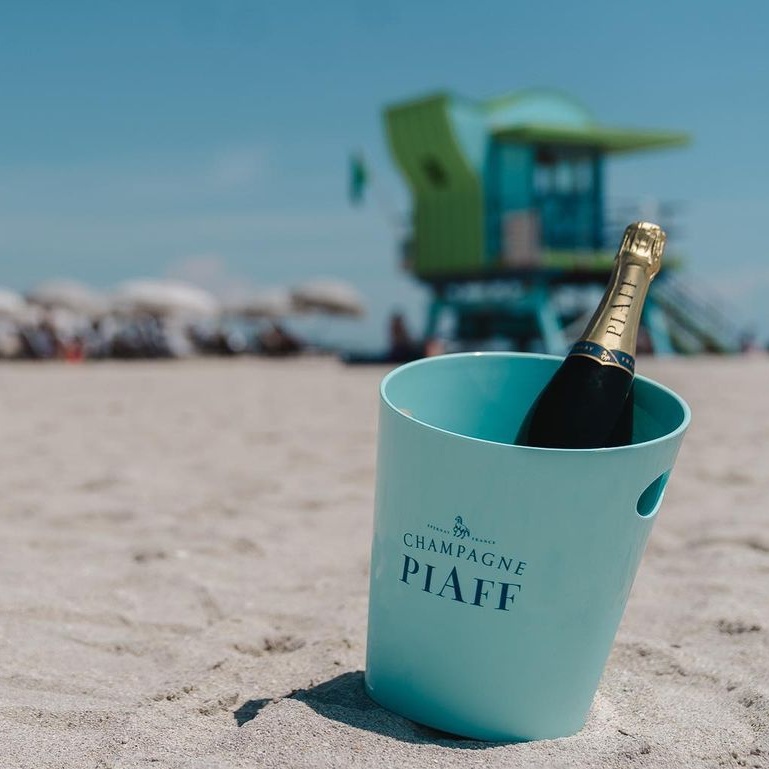 Beach, please!🏖️🥂

📸: @/bertilleprod
#ChampagnePIAFF