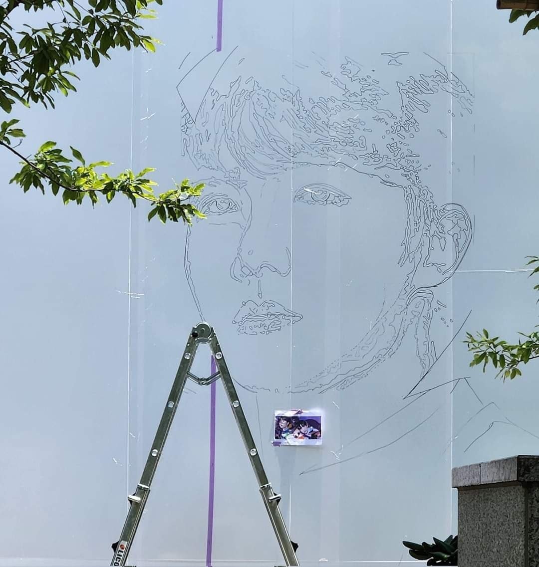 hobicorebr's tweet photo. Olha o esboço do nosso príncipe no prédio da hybe 💜 https://t.co/v31eWeDZoy