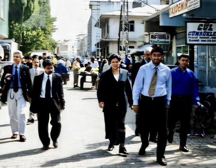 Doğubeyazıt Belediye Başkanı Mukaddes Kubilay ve İtalya’dan gelen heyetin Doğubeyazıt ziyareti. 2000.