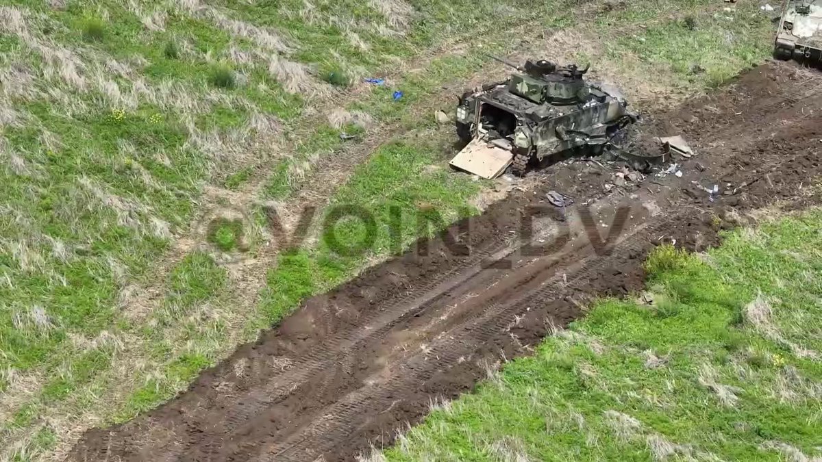 PolymarketIntel's tweet photo. #Ukraine: The first Ukrainian M2A2 Bradley ODS-SA IFV was destroyed by the Russian army in #Zaporizhzhia Oblast.

Three more Bradleys, a Leopard 2A6 tank and a BMR-2 armored demining equipment can be seen damaged and abandoned nearby. https://t.co/r7I04KEFcF