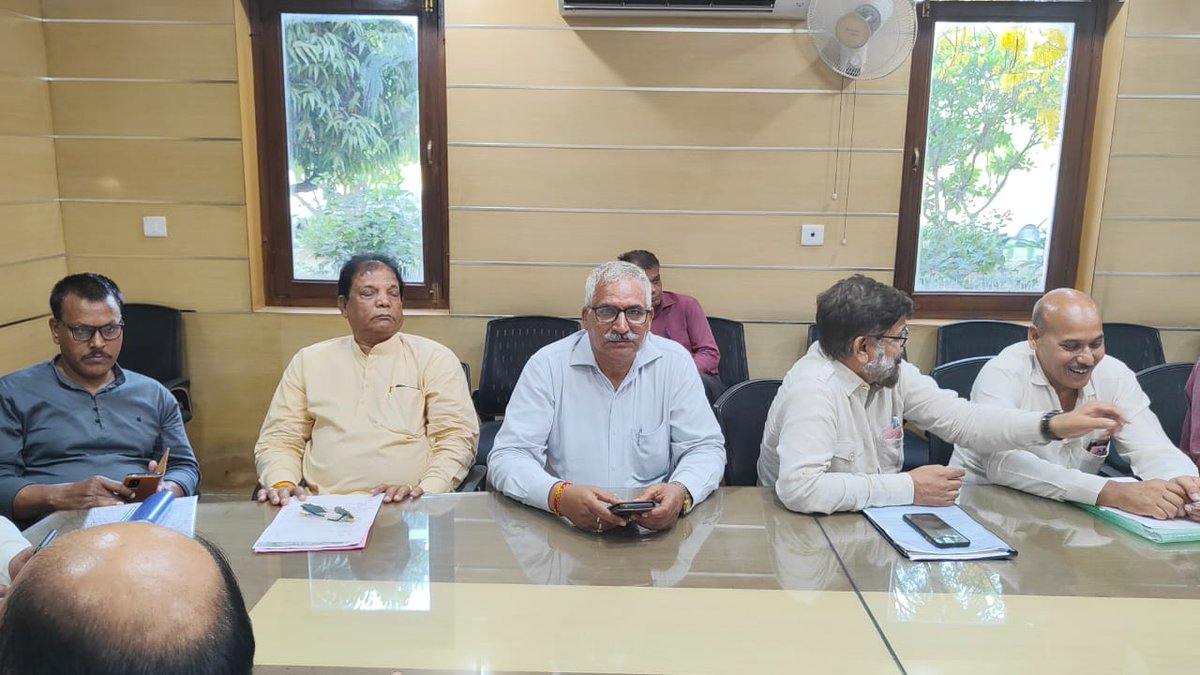 वार्ता हेतु मुख्य सचिव का इंतजार करते हुए।