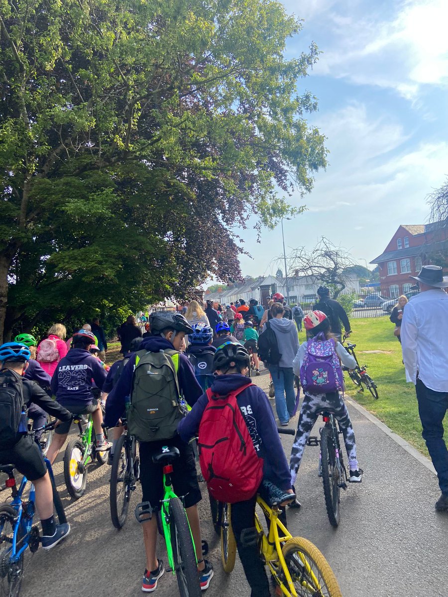 A fantastic start to the morning at the @RadnorCanton #BikeBus! ☀️

Sun shining and smiles all round with @damesarahstorey joining us to make it a great cycle to school 🚲🙌

#FridayWeCycle