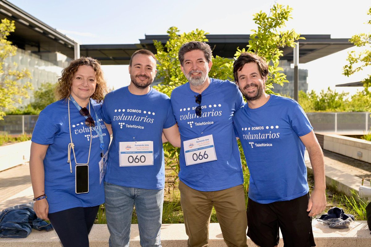 fundacionTef's tweet photo. 💙 @VolunTelefonica exprimen el #DIVT al máximo. En Distrito @Telefonica han podido:
🦸♀️Crear disfraces para alegrar a niñas y niños hospitalizados.
🌱Cultivar encinas con material reciclado.
💚Unirse al Reto Aladina para apoyar la lucha contra el cáncer. #ConectandoSolidaridad https://t.co/D4LMzugklI