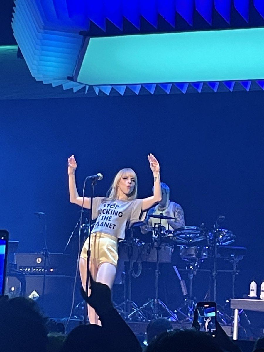 natordnz's tweet photo. So seeing paramore was the best experience of my fucking life I LEFT WITH NO VOICE! Ive never sang so loud in my entire life๐ค ALL I HAVE TO SAY IS THANK YOUUU FOR GIVING ME THE BEST NIGHT OF MY LIFE๐ญ MY 12 YEAR OLD SELF WOULDNT BELIEVE WE MADE IT @paramore #paramoretoronto https://t.co/BJvWXK2QFO