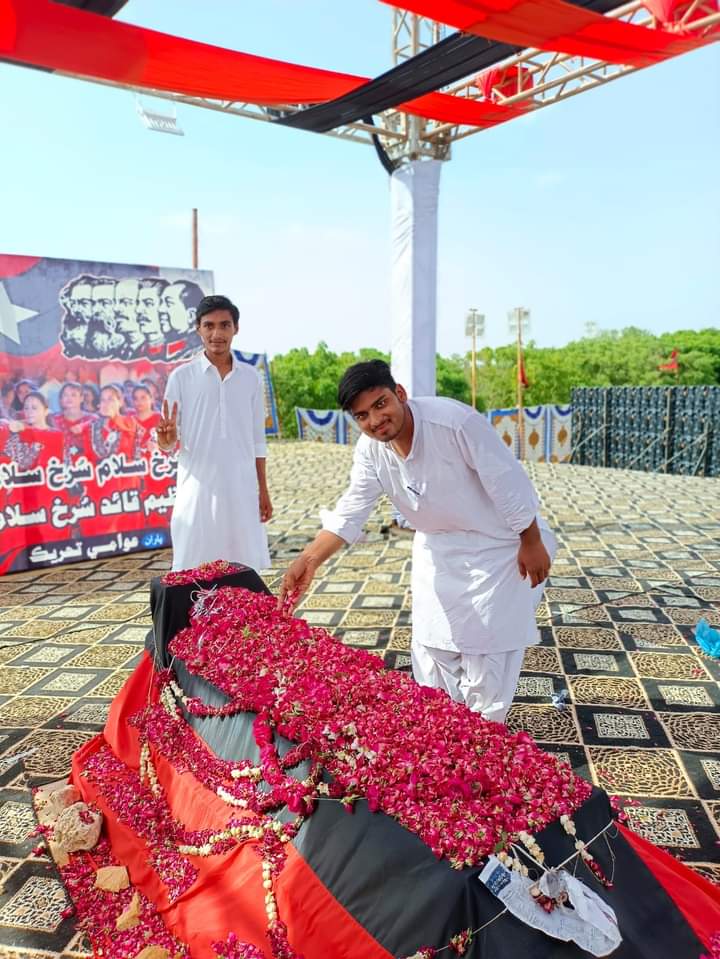 UmairAliSindhi's tweet photo. قائد انقلاب محترم رسول بخش پليجو صاحب جي پنجين ورسي جي پروگرام ۾ آخري آرامگاهه تي استاد کي ڀيٽا پيش ڪئي سرخ سلام اسان جا عظيم قائد 
#TributeToRasoolBuxPalijo #sindhyanitahreek #رسول_بخش_پليجو #سنڌي_شاگرد_تحريڪ #5thDeathAnniversary #SGST https://t.co/SiZEKEGL0w