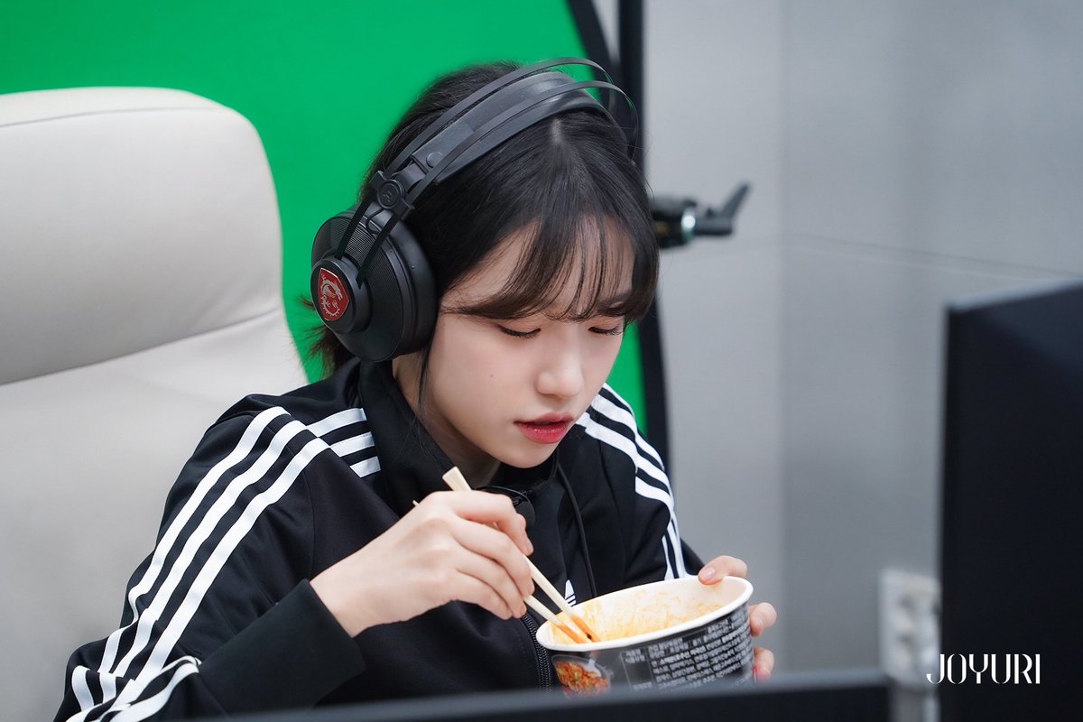 zzozozzzo's tweet photo. 💕 유리온실 유리조리 피씨방 Behind Photo 💕 https://t.co/3E9o2F6xeE