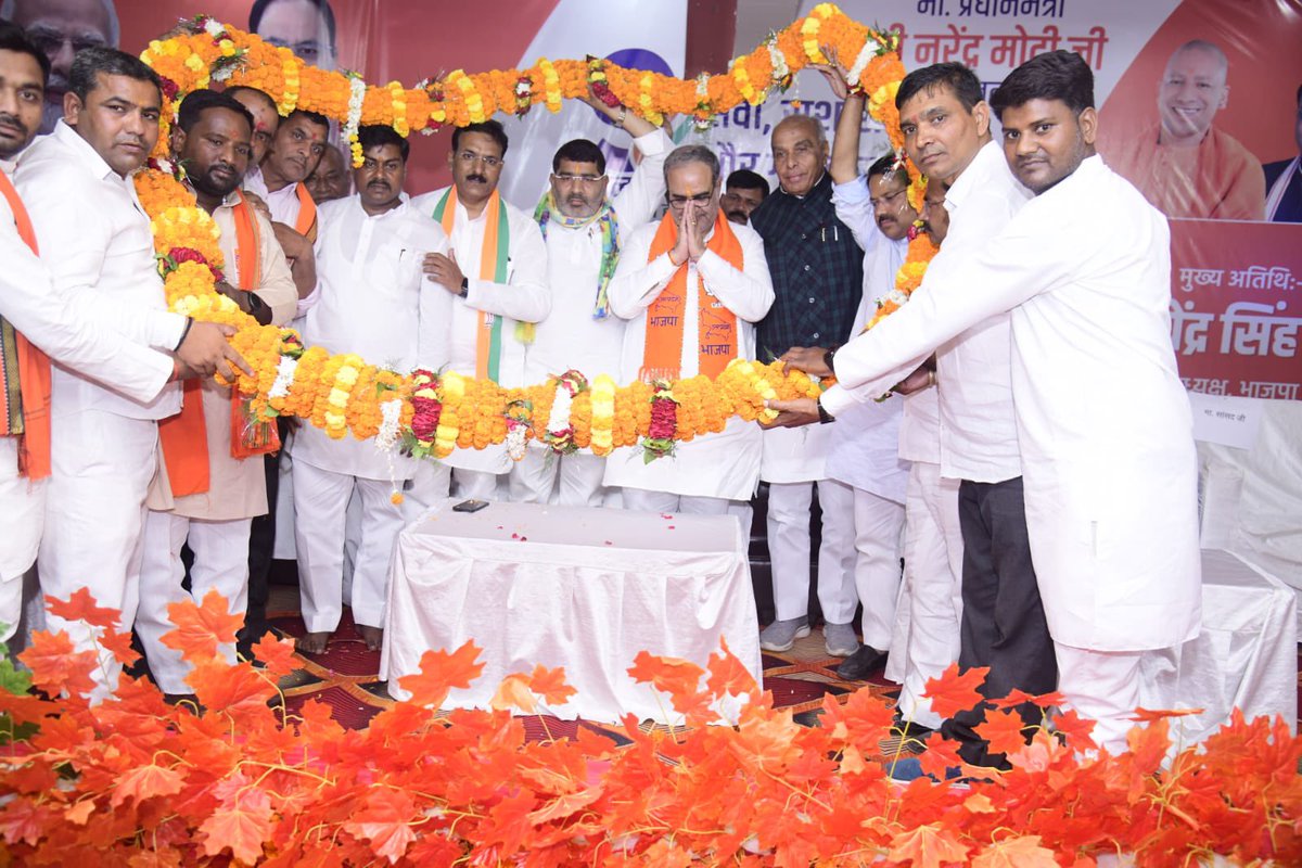 BJP4UP's tweet photo. प्रधानमंत्री श्री @narendramodi के कुशल नेतृत्व में सेवा, सुशासन एवं गरीब कल्याण के सफलतम 9 वर्ष पूर्ण होने पर प्रदेश अध्यक्ष श्री @Bhupendraupbjp ने सिद्धार्थनगर में महा-जनसपंर्क अभियान के अंतर्गत आयोजित टिफिन बैठक को सम्बोधित किया। https://t.co/ZkERuIUALb