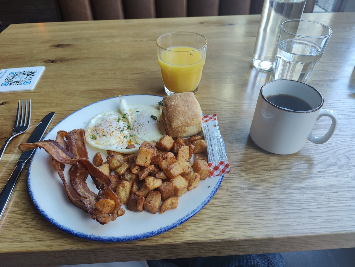 Breakfast! Starvin' hungry as I used to tell my mum. Not so much after this but America, it's time you discovered back bacon. 😁 It was very good, though, as was the view. @LandandLakeChi