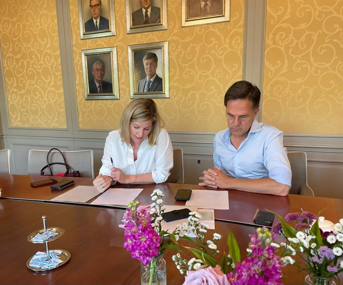 Prime
                                                          Minister Mark
                                                          Rutte and
                                                          Minister
                                                          Liesje
                                                          Schreinemacher
                                                          during a phone
                                                          call with
                                                          President
                                                          Volodymyr
                                                          Zelensky of
                                                          Ukraine.