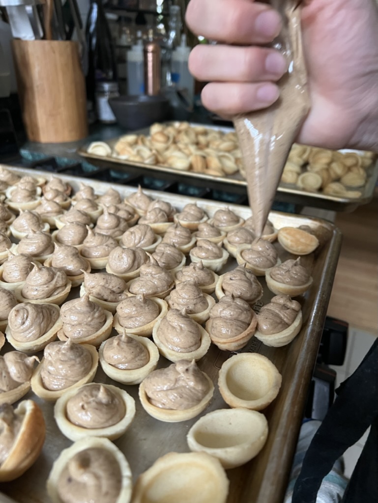 Oh hey NYC twitter, come to my Mushroom Desserts Bake Sale tomorrow! Try a shiitake cookie, Ukrainian horishky, mushroom Twigs bar, or porcini-cremini tiramisu with Oreo-black sesame crumble. Profits going to an inclusive bakery in Kyiv giving away bread archestrat.us/collections/ev…