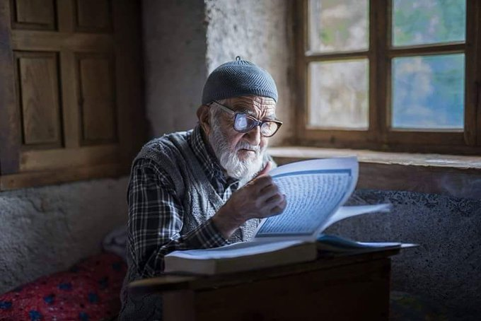 "Halden âlâ, halsizliğim...Sözden âlâ, sessizliğim..  
Ya Rabbi! Ben Seninle olduktan sonra, umrumda değil kimsesizliğim. "