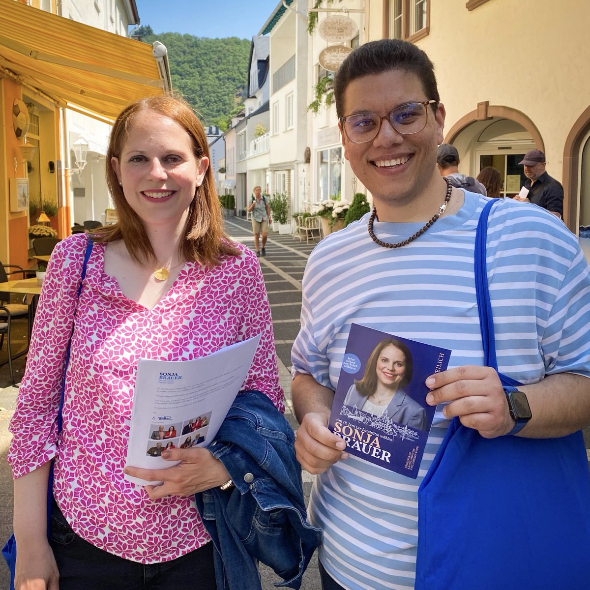 🗳️ Heute unterwegs im Nachbarkreis Cochem-Zell. Dort kandidiert nämlich Sonja Bräuer als Landrätin. Ich kenne Sonja nun schon fast 10 Jahre und deswegen war es für mich eine große Freude, sie persönlich im Wahlkampf zu unterstützen. 🙏#StarkeDörferStarkerKreis (1/2)