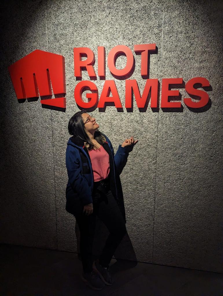 aniluporras's tweet photo. Yo feliz visitando Corea del Sur y sin planearlo llegue al  "LoL Park". Este lugar tiene de todo, desde estadio, restaurante, tienda de Riot y de LCK, hasta PC para jugar. https://t.co/CFfHOJ8UPk