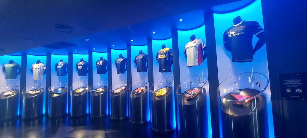 aniluporras's tweet photo. Yo feliz visitando Corea del Sur y sin planearlo llegue al  "LoL Park". Este lugar tiene de todo, desde estadio, restaurante, tienda de Riot y de LCK, hasta PC para jugar. https://t.co/CFfHOJ8UPk