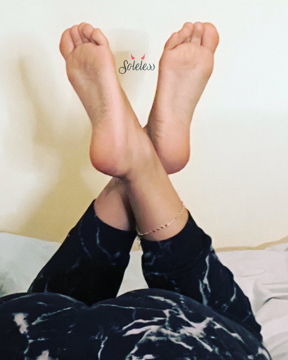 Solelessmedia's tweet photo. Happy Friyay, who wants to treat this goddess to a pedi? 

#findom #toesandsoles #feet #thepose #feet_pic #feetcontent #feet_lover  #feetfetish #feetfetiche #feetpicsforsales #onlyfans #myfeetforyou #paypiggieswanted https://t.co/1boht66Rto