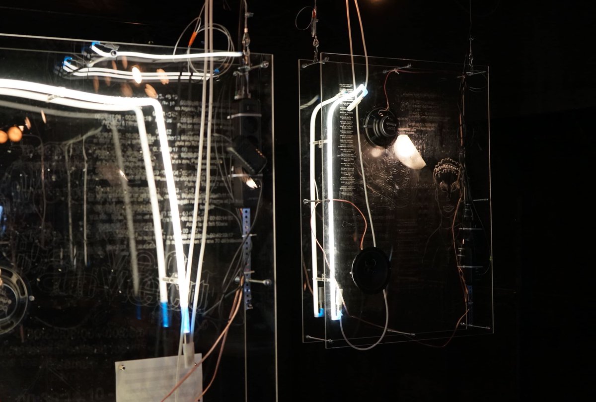 SYMPHONIE DES SOUVENIRS
Installation sonore de Charlie Aubry 

À la manière d’un palais des glaces, les visiteu·rs·ses circulent dans l’espace comme dans une brume mémorielle, entre effacement et présence de souvenirs, dispersés par fragments.

👉 À découvrir jusqu'au 2 juillet