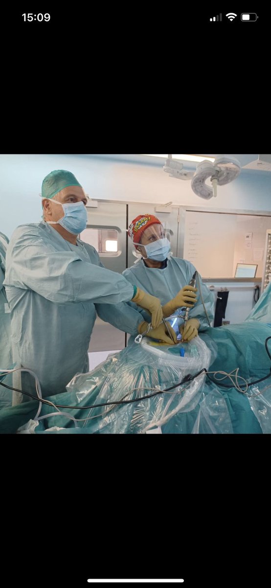 cot_hsll's tweet photo. Realizada en HUSLL la 1a cirugia  endoscópica de columna (UBES) Dr. J. Toribio, Dra. L.Perelló, Dra. M. Sabater. Esta técnica de alta complejidad, indicada para tratamiento de hernias discales, permite realizar una discectomía mediante 2 incisiones de 3 mm de forma ambulatoria. https://t.co/euv5neyyfK