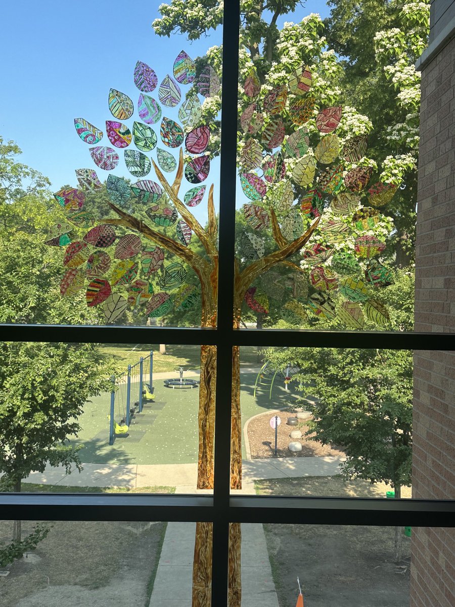 ChristineZelaya's tweet image. #HolmesHawks 5th grade legacy art project - so beautiful! ⁦@OakPark97⁩ ⁦⁦@artatholmes⁩