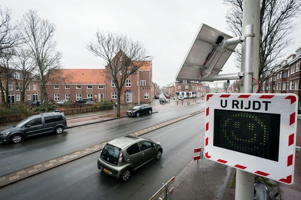 Eerste controles uitgevoerd door de 👮‍♀️ op basis van informatie van onze nieuwe snelheidsinformatiedisplays. 

✅Lozerlaan 
✅Loosduinsekade
✅Escamplaan 

Er zijn ongeveer 25 boetes 📃uitgedeeld tijdens deze controles <a href="/a_mulder/">Anne Mulder</a> . 👉 denhaag.nl/nl/in-de-stad/…