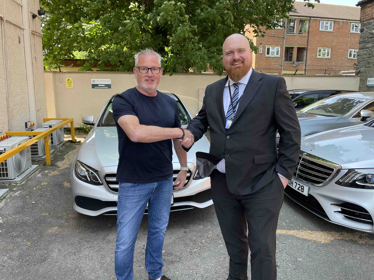 M2Transfer's tweet image. Welcoming Daniel to the M2 family. Training and first week chauffeuring completed and customers very happy. A great start Dan, thank you 👏👏👏

#SafetyInTraining #GrowingTheTeam #CasualFriday