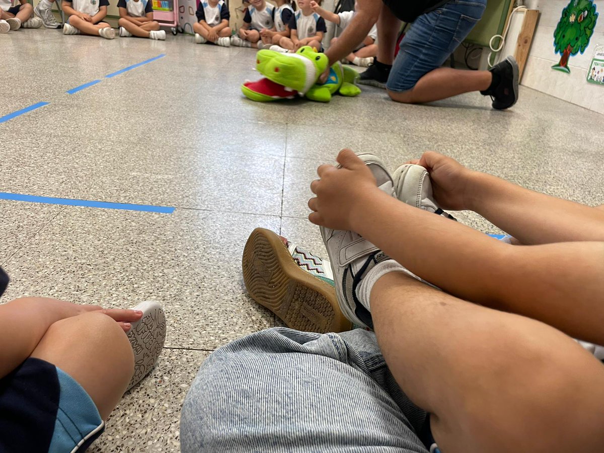 CalasancioAlic's tweet photo. ¡Nuestras familias no dejan de sorprendernos! Hoy, familias de 3 años nos han sorprendido con cuentos motores y un taller de luz negra que nos ha encantado. 
 #estiempodesalir #infantil #aprendemosjuntos https://t.co/xIFYVB9SQX