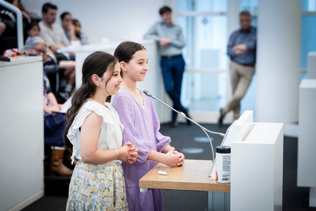 Gisteren organiseerde de #raad070 het eerste Haagse kindervragenuur. Kinderen van 3 verschillende scholen kwamen naar het stadhuis om de raadsleden en burgemeester vragen te stellen over onder andere verkeersveiligheid, afval en pesten.

Lees hier meer: denhaag.nl/nl/in-de-stad/…