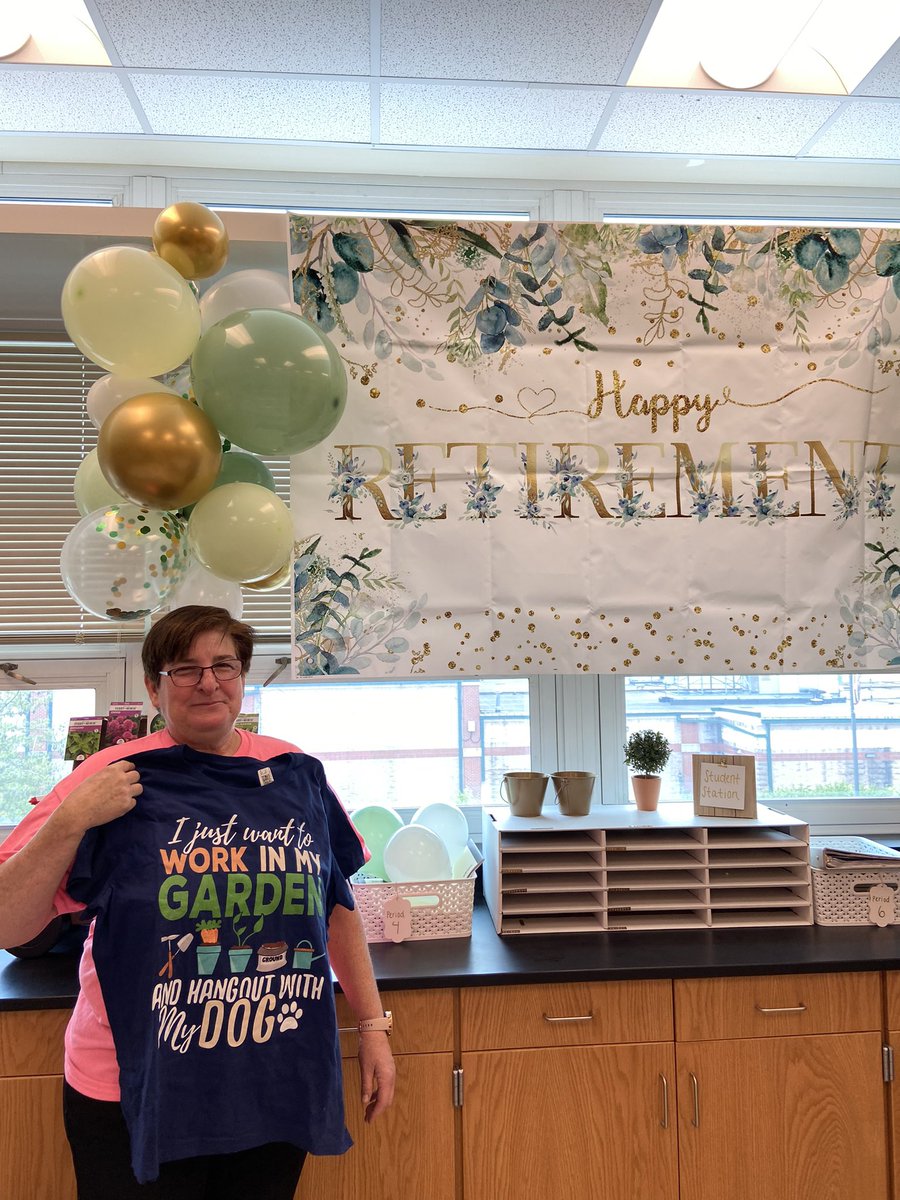 Ms_Calasso's tweet photo. Happy Retirement Ms.Braunstein!✨ 
35 years of dedicated teaching 🔬🥼🔭 #BectonScience will miss you very much!🤍 @BectonHS https://t.co/yyfyCKozm7