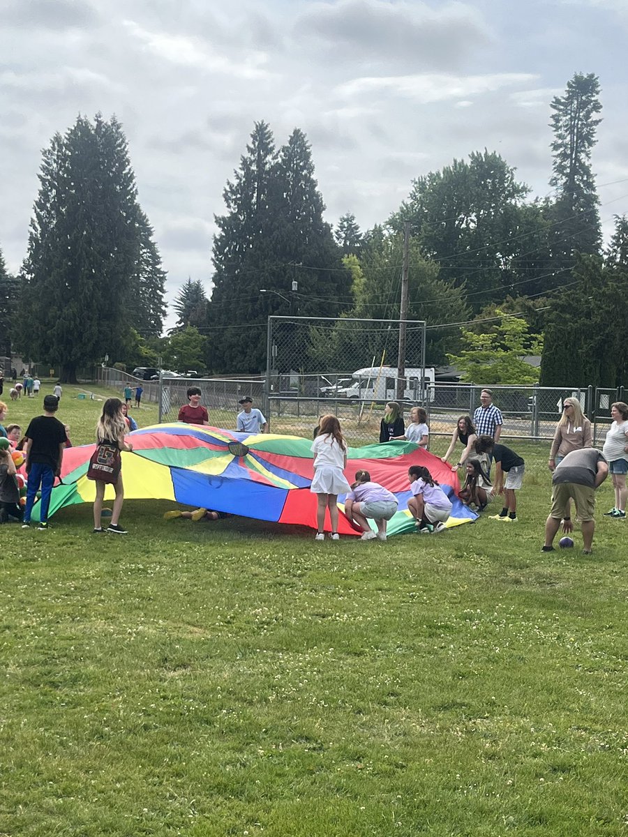 Thank you Ms. Ingwerson and the whole Cedaroak community for a fantastically fun field day! Special guests included Chipper and Officer Johnson. It was another wonderful event for all the squirrels. 🐿️☀️🏆
