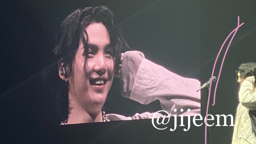 sugatradamus's tweet photo. love seeing how yoongi is all smiles tonight https://t.co/soBo8ttdN8