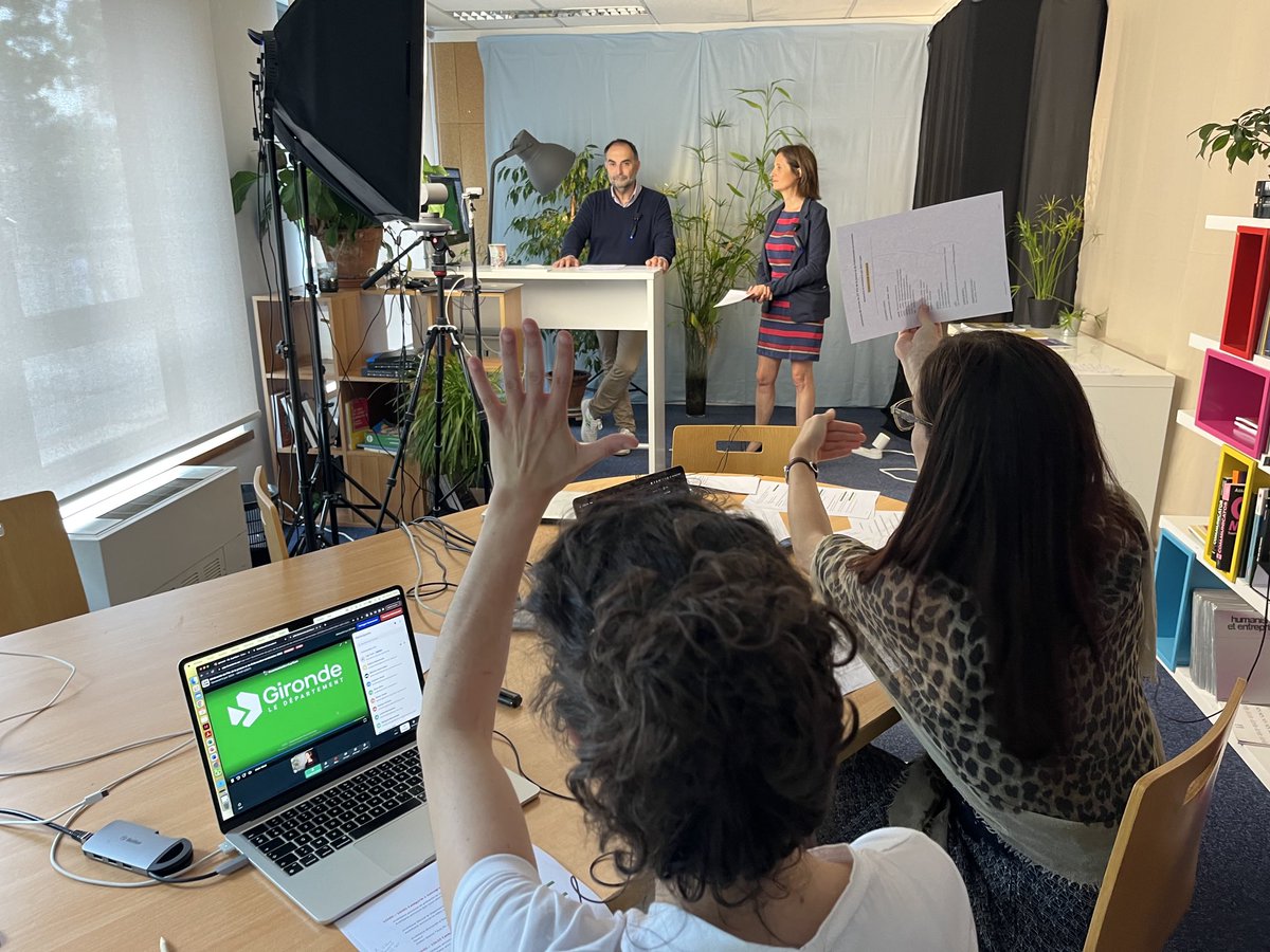 YvesCharmont's tweet image. En direct des studios ⁦@cap_com⁩ la remise du 25 prix de la presse et de l’information territoriales #compublique #capcom23