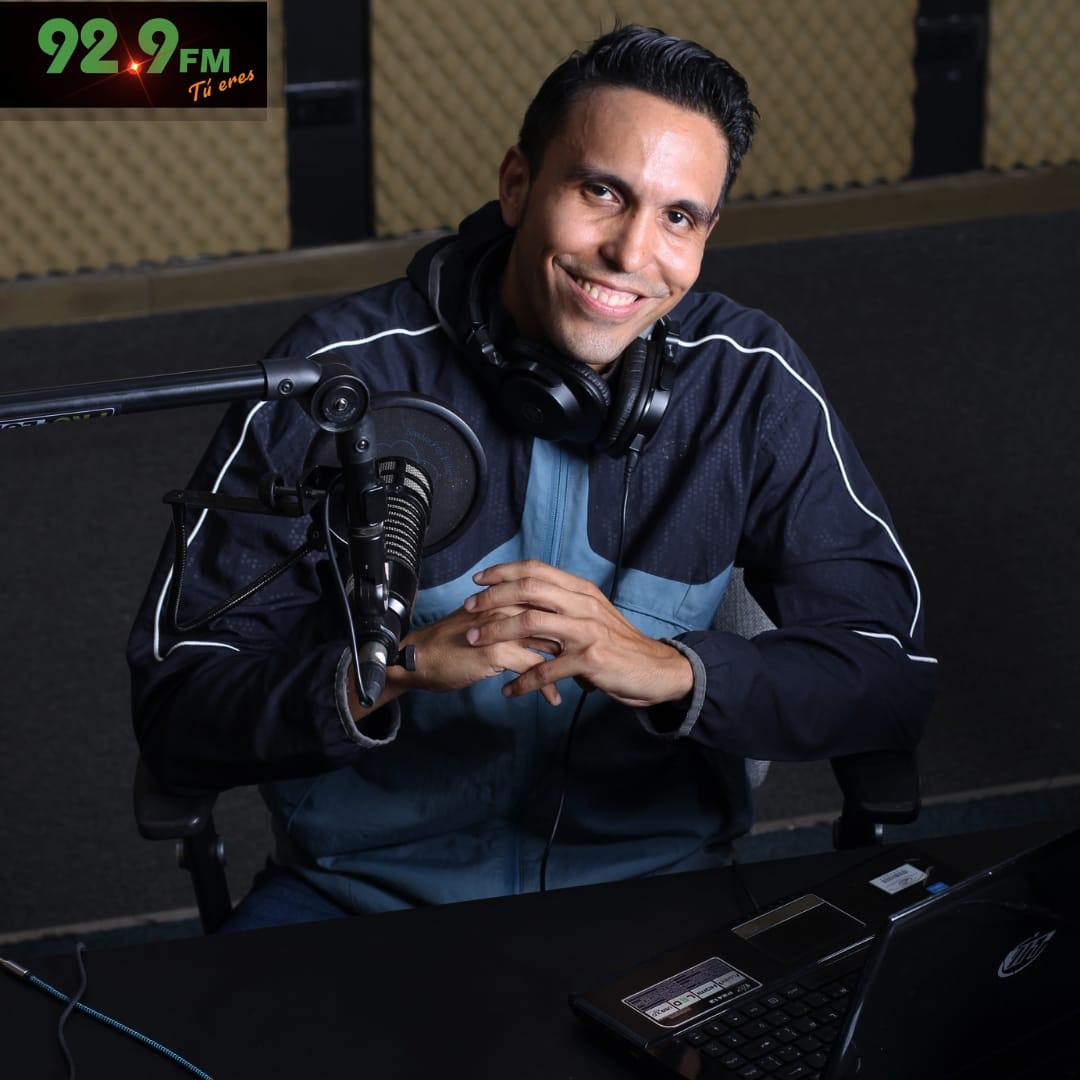 lanz0112's tweet photo. #FelizViernes De #lunes a #viernes de 9 am a 12 p.m #Eldiaseponebueno por 92.9 fm #tueres #alegria desde #caracas y toda #venezuela #Entretenimiento con @lanz0112 envía tu #sms o #whatsapp al: 0414 746 99 29 enviando notas de #voz o #fotografia ¡Que viva la vida! @zrvonline https://t.co/ouKXpJqa2f