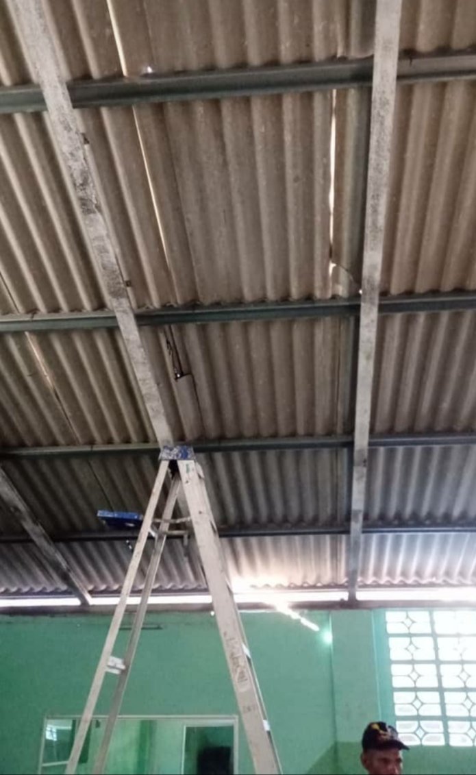 Los trabajadores del combinado deportivo#1 del municipio #LosPalacios #PinardelRío en el arreglo del techo en el gimnasio de cultura física del consejo popular de San Diego de los baños. 
#ALaPatriaManosYCorazon
<a href="/CMontiller/">Osvaldo C. Vento Montiller</a> ,<a href="/DaniellysSanch6/">Daniellys Sanchez</a> <a href="/DiazCanelB/">Miguel Díaz-Canel Bermúdez</a> ,<a href="/YamileRamosCord/">Yamilé Ramos Cordero</a>