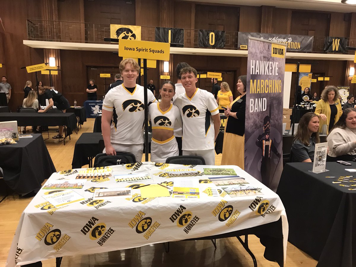 IOWACHEER's tweet photo. Here we are at #UIOrientation Welcome #Classof2027 #GoHawks @uiowa https://t.co/EDEtSEi1Lz